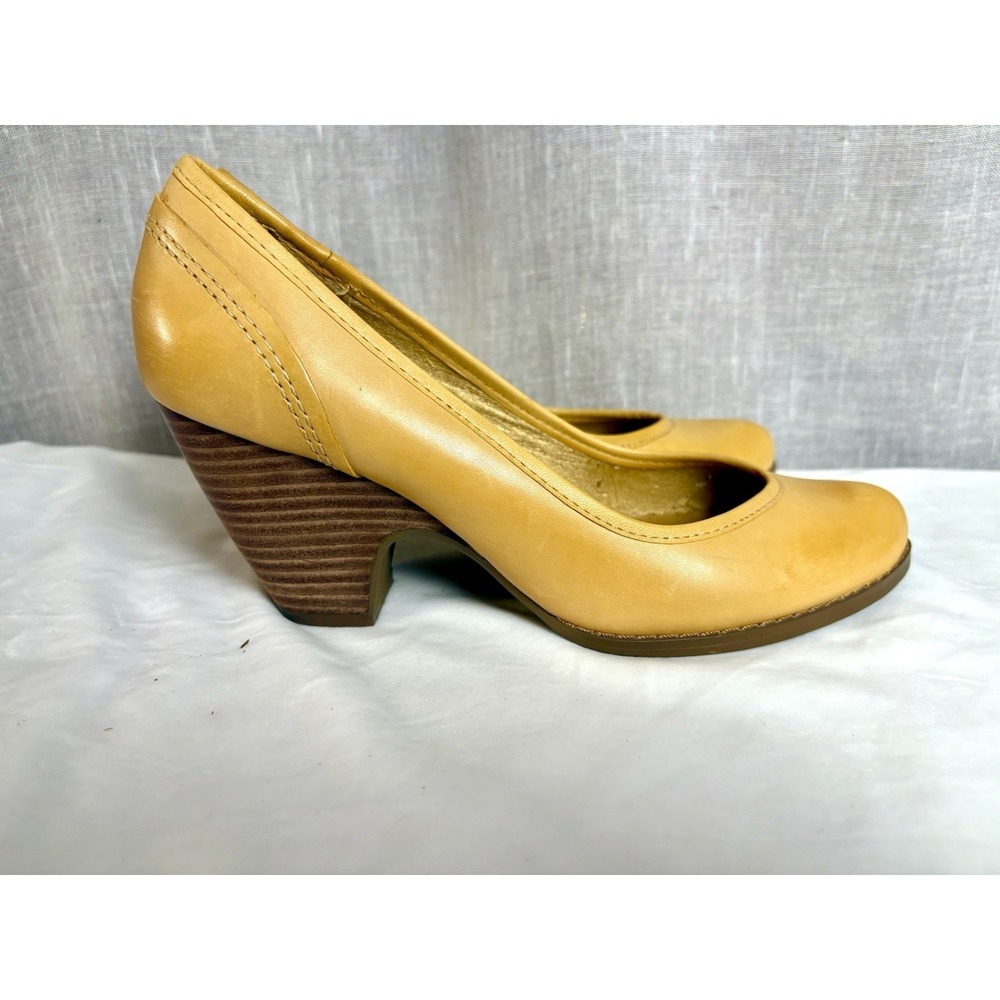 Seychelles Leather Pump Heels Shoes Closed Toe Mustard Yellow Women Size 8